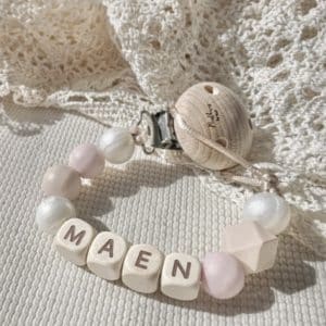 Speenkoord met naam ’Maen’ - Parelmoer/beige/roze