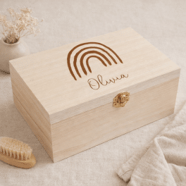 Houten bewaardoosje met naam – Gepersonaliseerde herinneringen box Regenboog