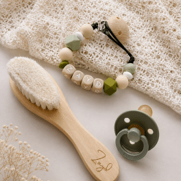 Kraamcadeau met naam - Cadeauset leger groen €25