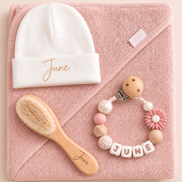 Kraamcadeau met naam - Cadeauset donker roze €40