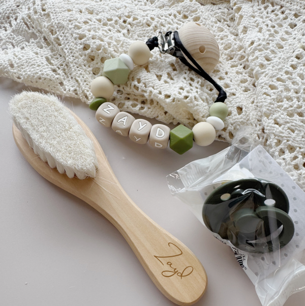 Kraamcadeau met naam - Cadeauset leger groen €25