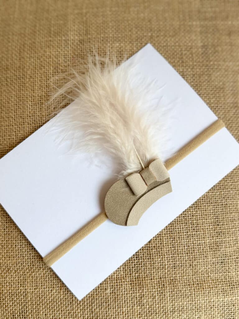 Haarbandje pietenmutsje | lichtbeige suède