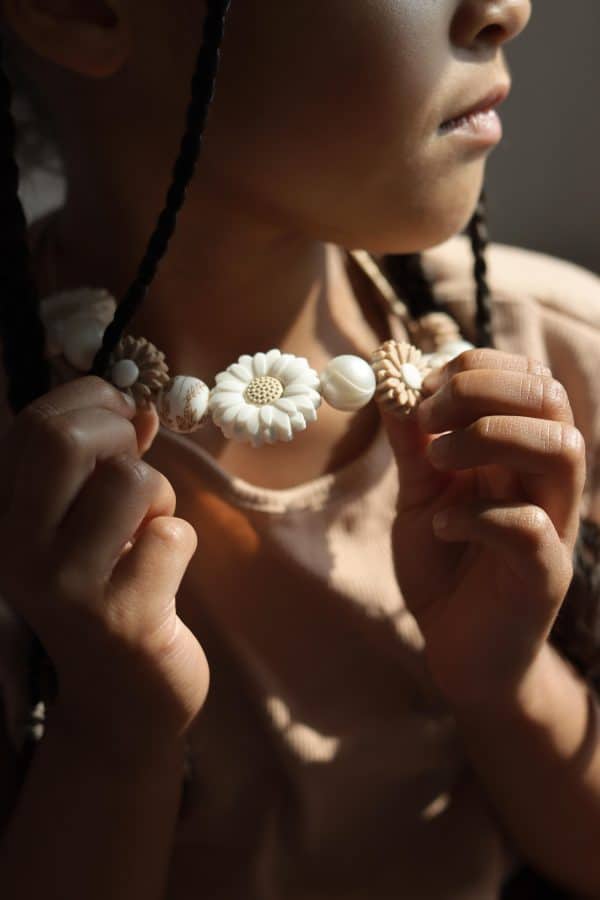 Ketting madelief taupe - Afbeelding 7