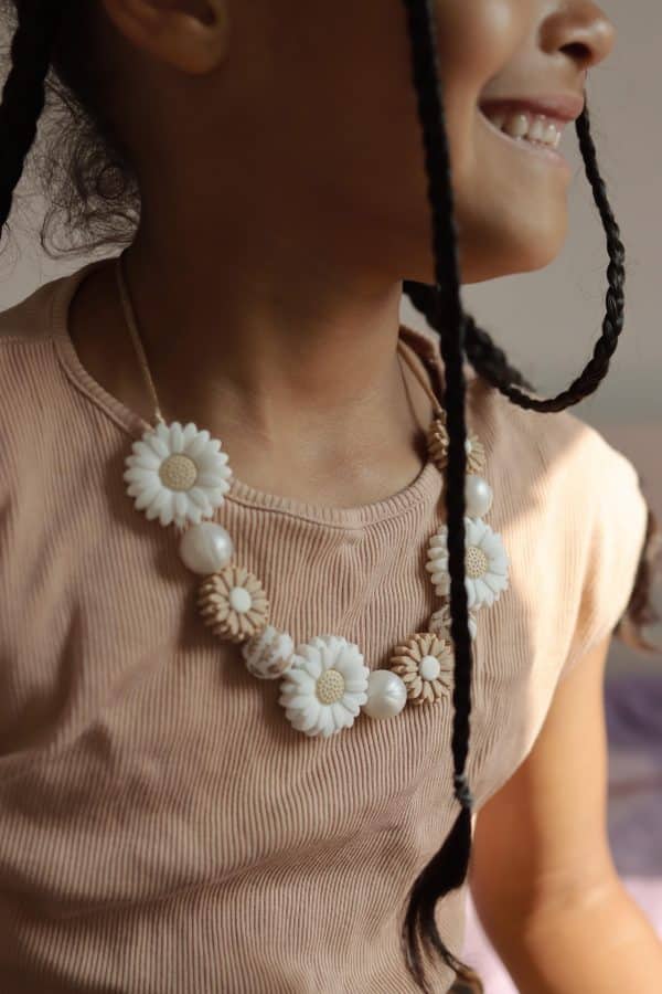 Ketting madelief taupe - Afbeelding 4