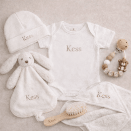 Kraamcadeauset met naam wit